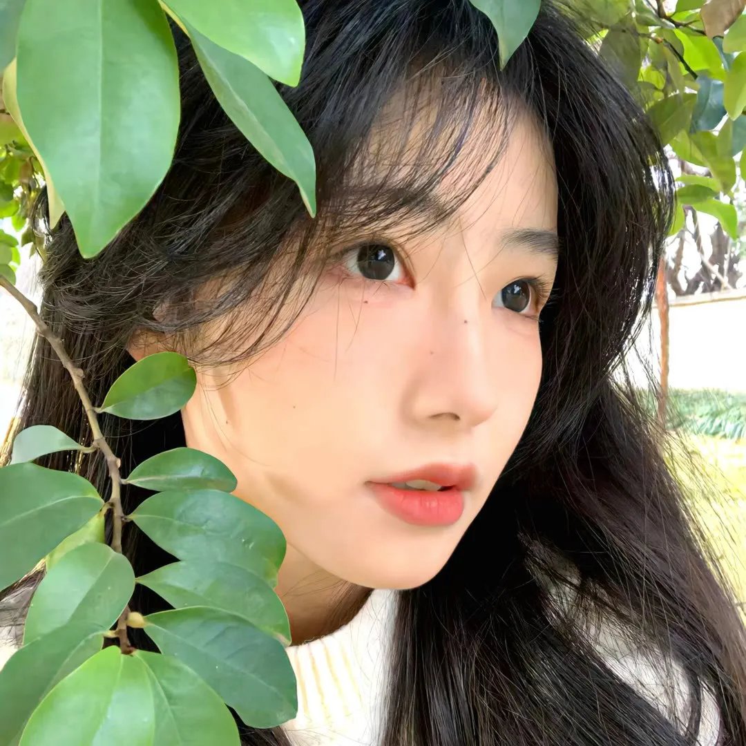 穿一只红鞋的男人